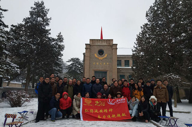 延安中央大礼堂合影(微文）.jpg